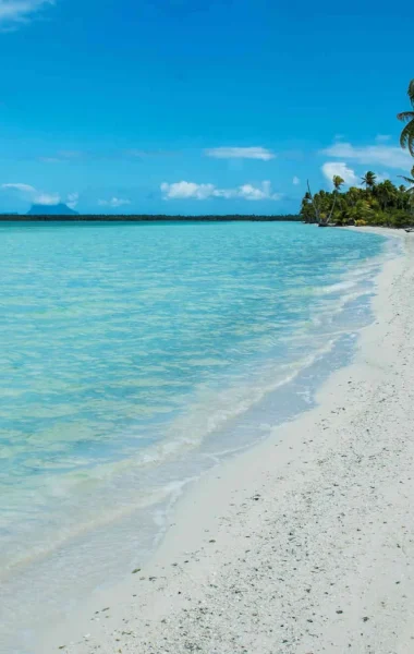 A white sand beach in Tupai © Hino Itaru