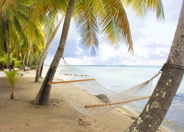 Peaceful spot on a white sandy beach_© Teriitua Maoni