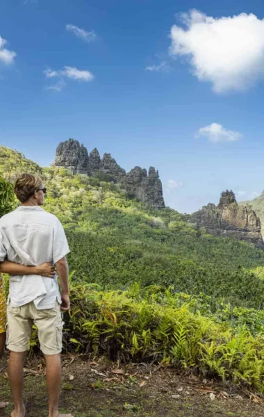 Couples hiking in Nuku Hiva, Marquesas Islands © Grégoire Le Bacon