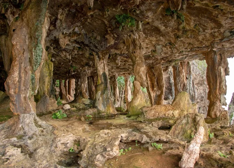 Cave of the Monster or Ana Taupe'e ©_Massimiliano Cinà