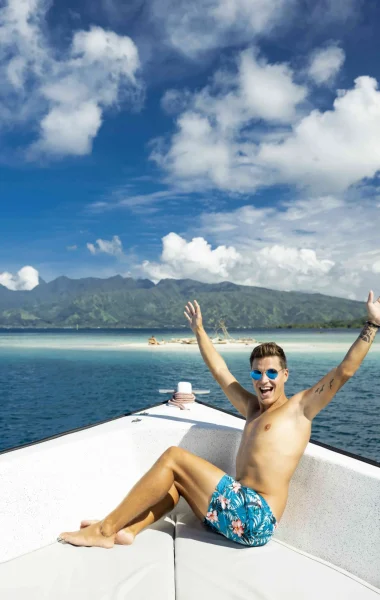 Vairao sandbank by boat © Grégoire Le Bacon