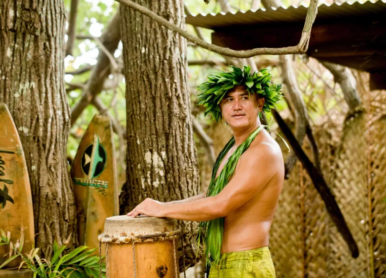 Man playing the drum (pahu)© Hélène Havard