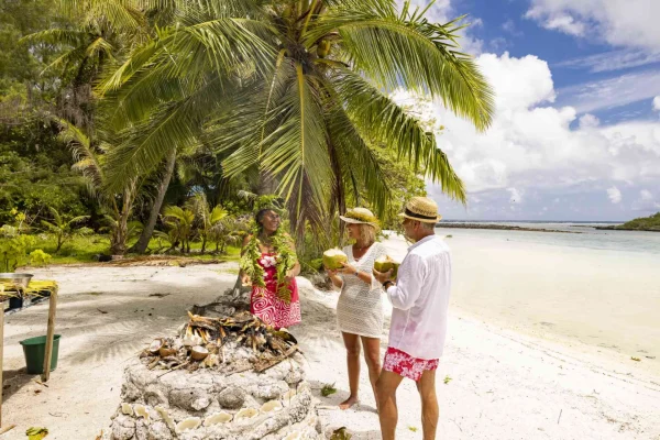 Picnicking on a motu in Raivavae © Grégoire Le Bacon