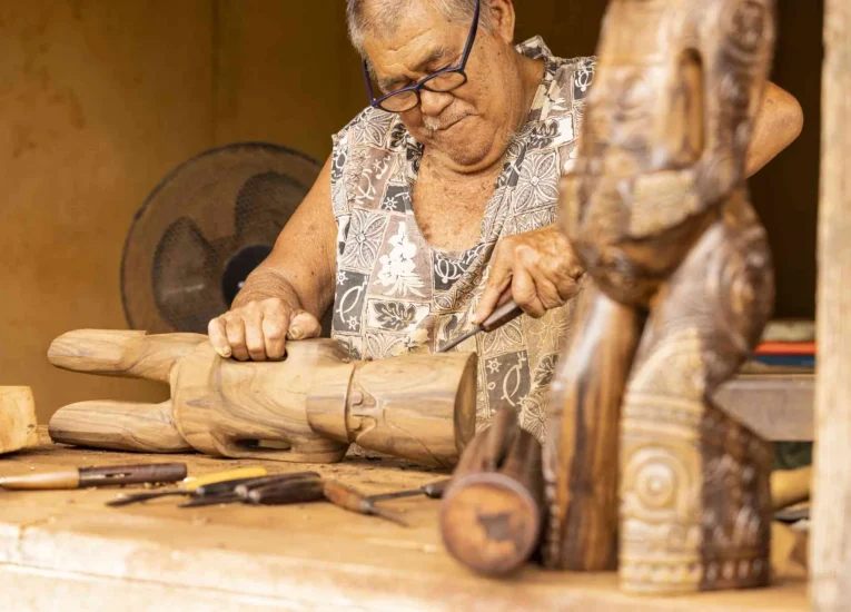 Sculpture et gravure dans le bois à Nuku Hiva © Grégoire Le Bacon