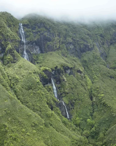 Hiking in the heart of Tahiti's unspoilt nature © Grégoire Le Bacon Tahiti Nui Helicopters