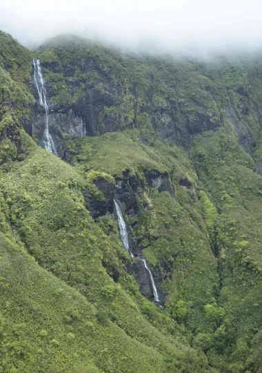 Hiking in the heart of Tahiti's unspoilt nature © Grégoire Le Bacon Tahiti Nui Helicopters