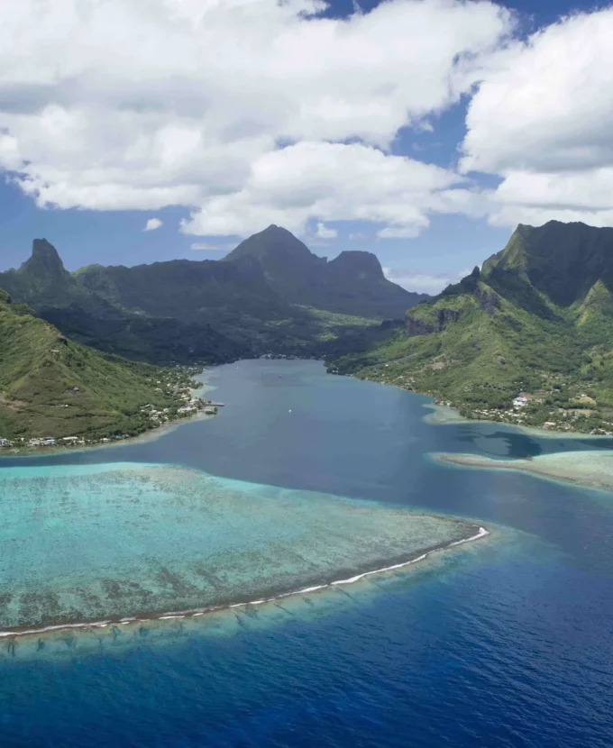 Opunohu bay © Grégoire Le Bacon Tahiti Nui Helicopters