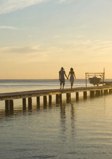 Ponton du Raiatea Lodge avec sunset en famille © Tahiti Tourisme