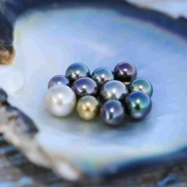 Tahitian cultured pearls come in a variety of colors and shapes © Gregoire Le Bacon