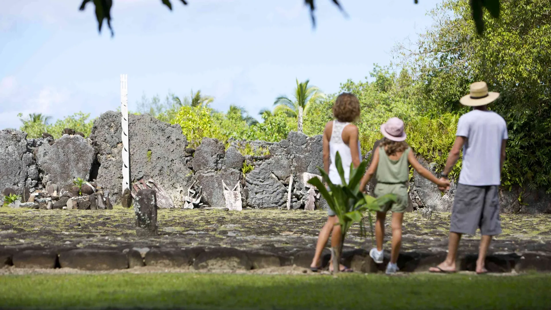 A family visit to the taputapuatea marae on the island of Raiatea © Tahiti Tourisme