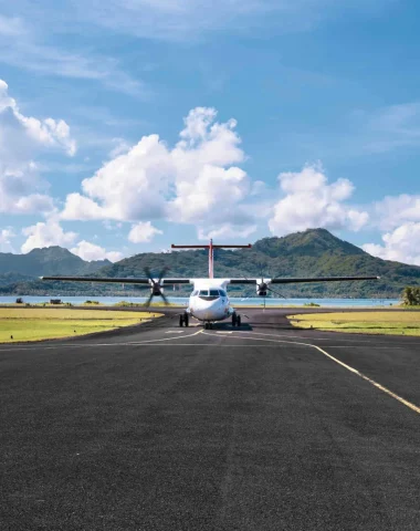 Arrivée avion ATRr Air Tahiti sur le tarmac de l'aéroport de Raiatea © Alika Photography