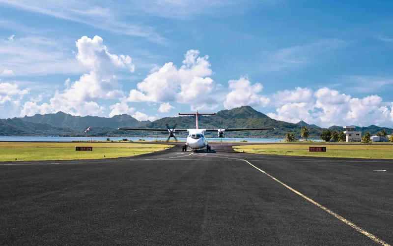 Arrivée avion ATRr Air Tahiti sur le tarmac de l'aéroport de Raiatea © Alika Photography
