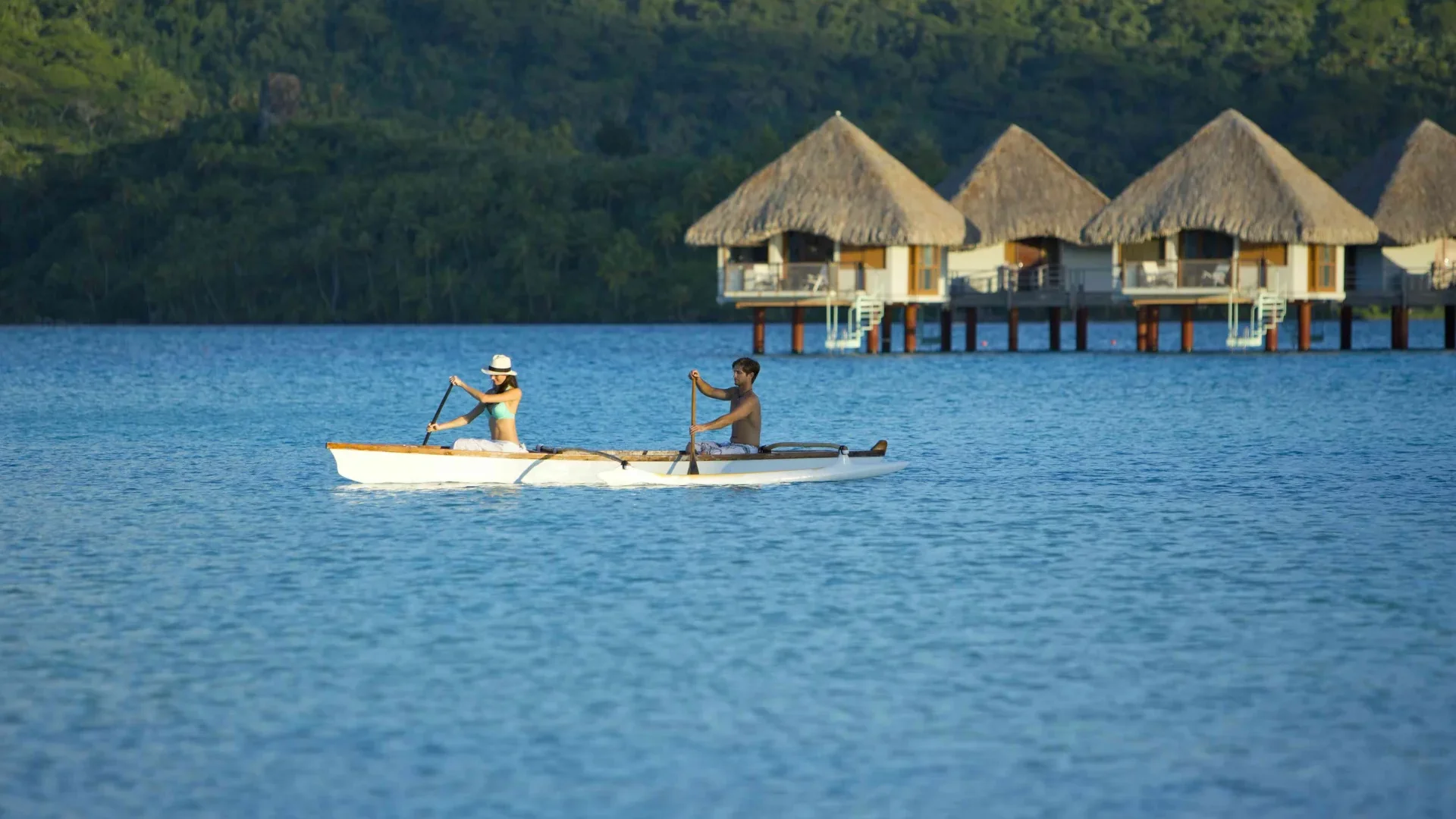 Canoeing in Bora Bora c Tahiti Tourisme