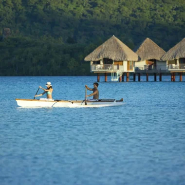 Canoeing in Bora Bora c Tahiti Tourisme