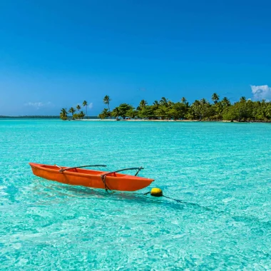 Pirogue on clear water in Maupiti©_Michael Runkel