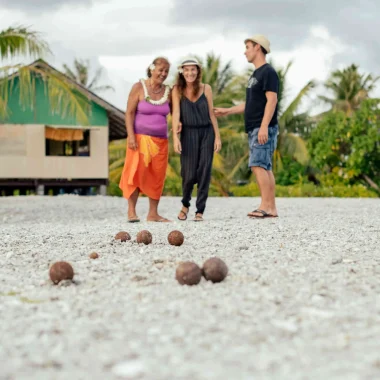 Playing petanque in Rangiroa© Hélène Havard