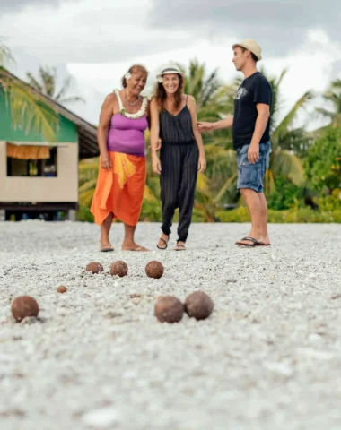 Playing petanque in Rangiroa© Hélène Havard