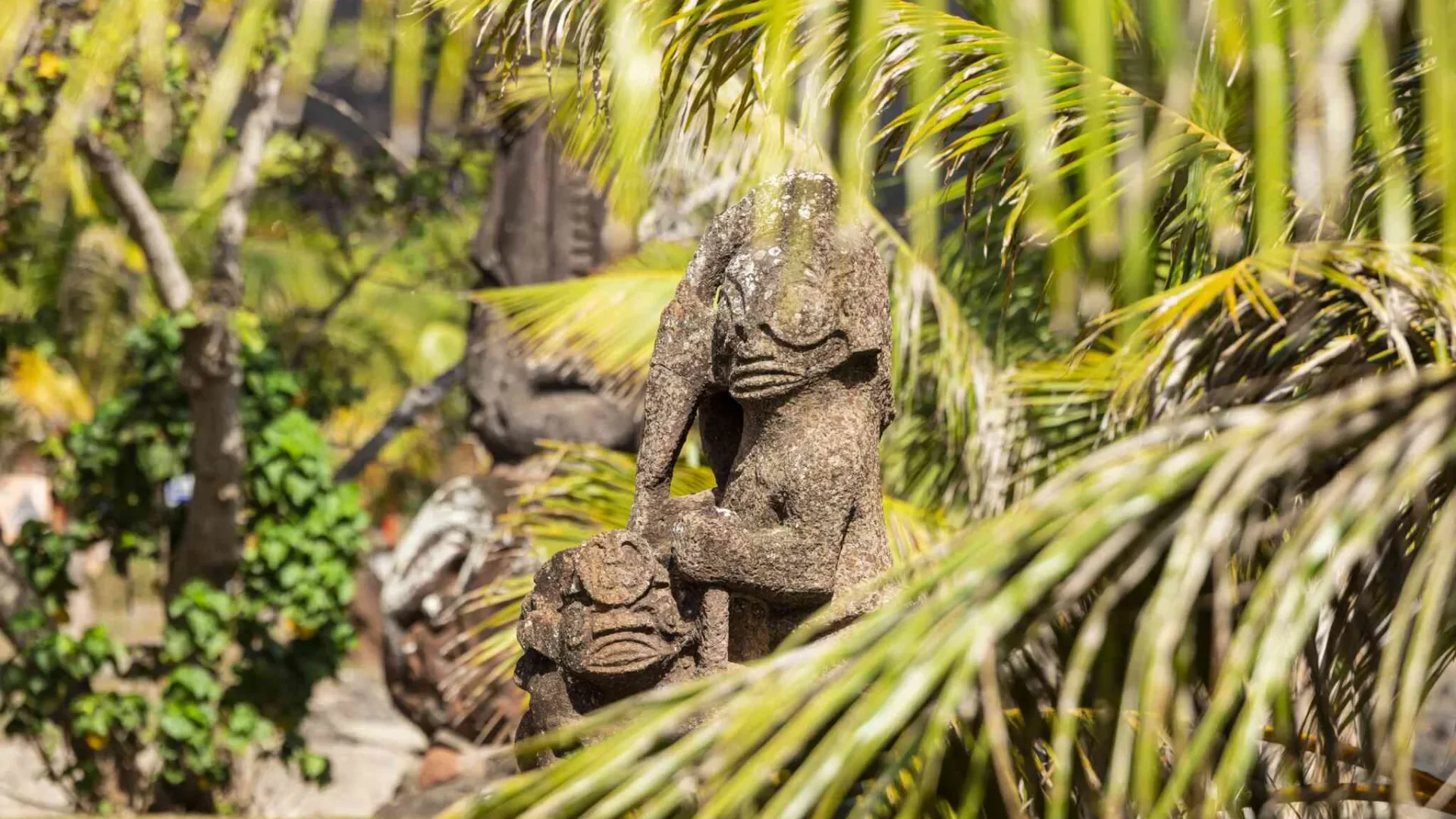 Stone tikis from Nuku Hiva © Grégoire Le Bacon