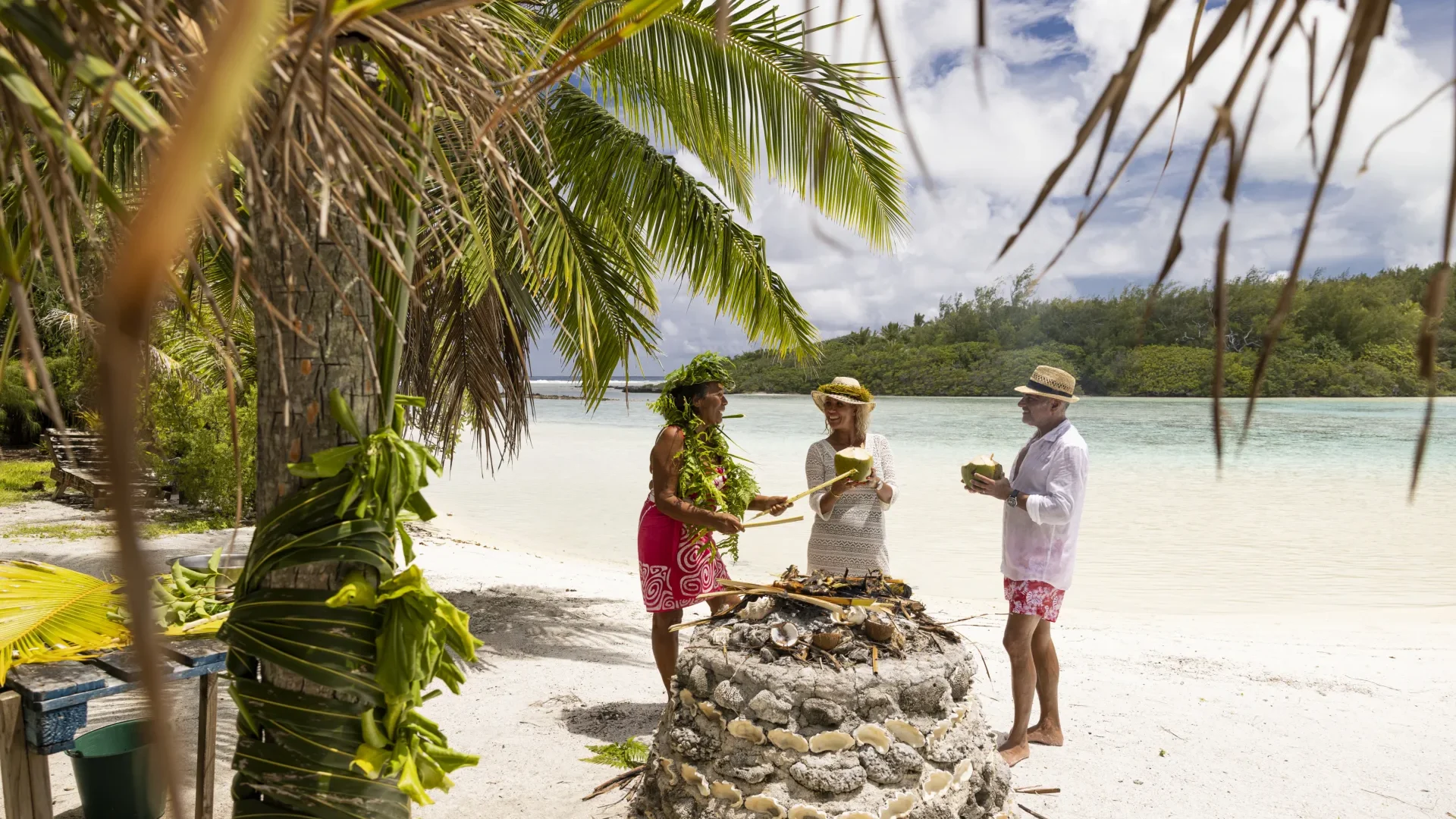 Picnic on the motu at Raivavae © Grégoire Le Bacon