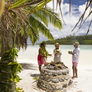 Picnic on the motu at Raivavae © Grégoire Le Bacon