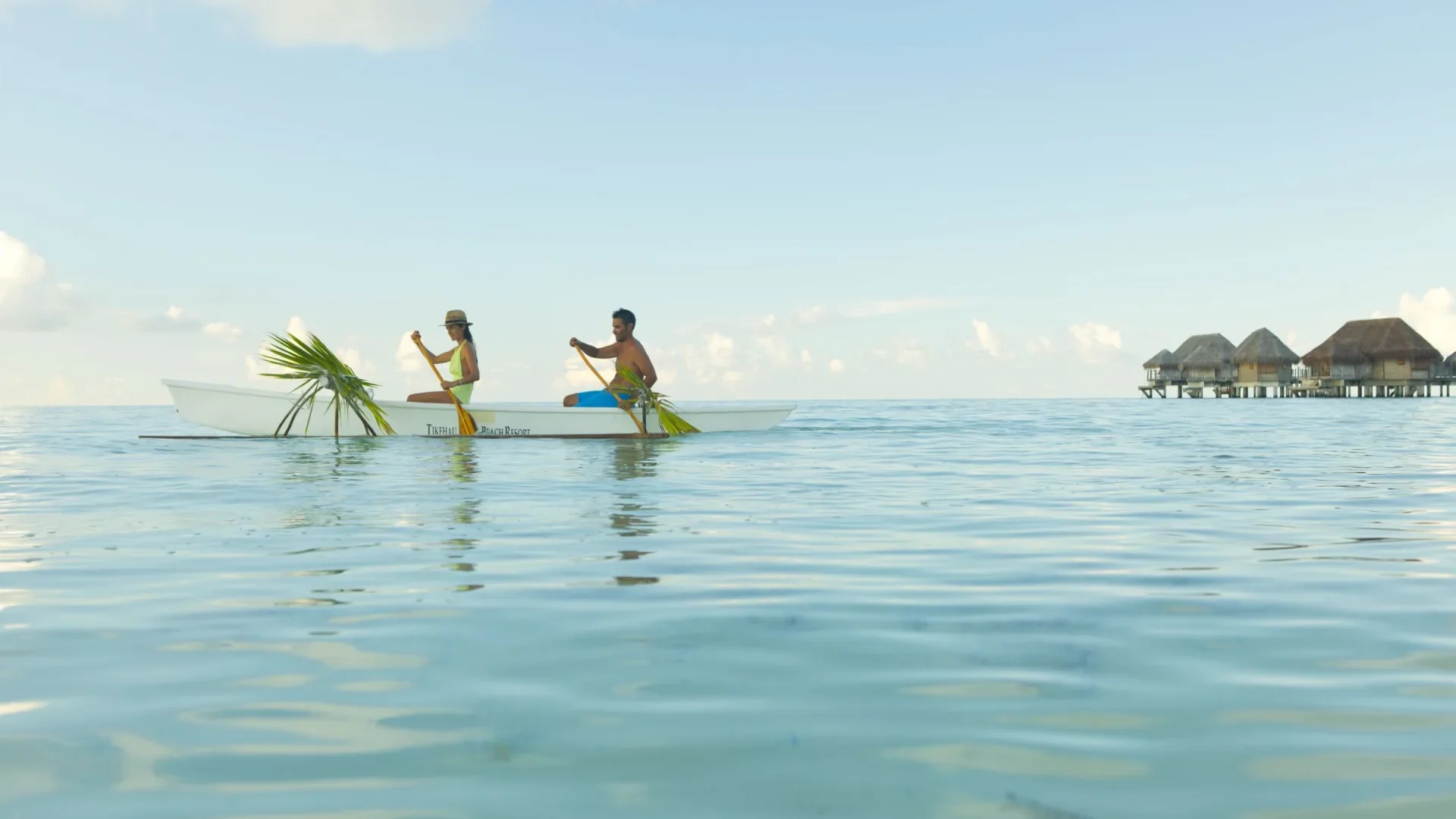 Couple's pirogue trip on Tikehau lagoon © Tahiti Tourisme
