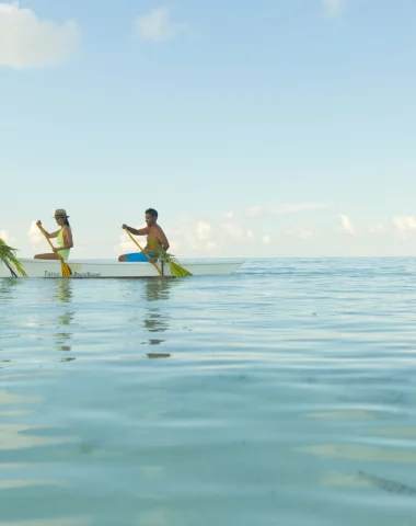 Couple's pirogue trip on Tikehau lagoon © Tahiti Tourisme