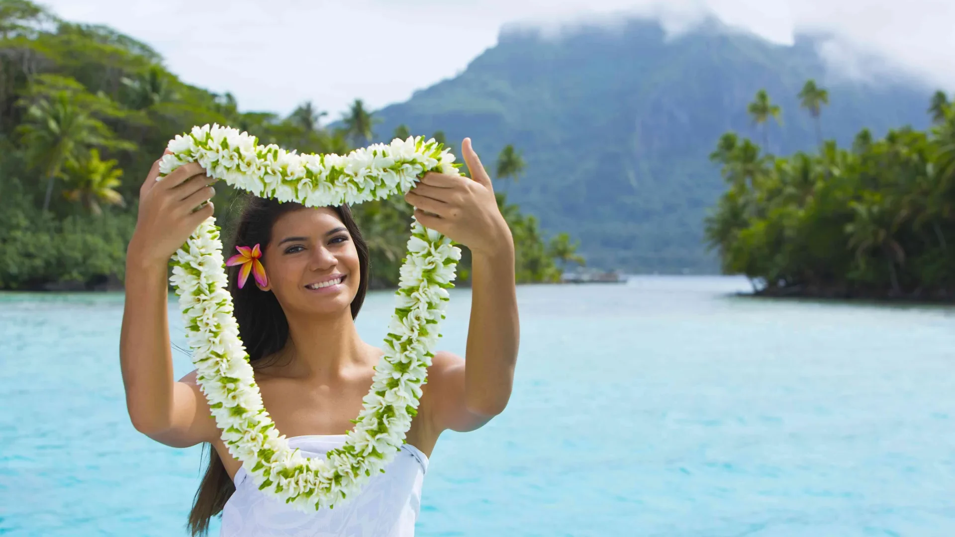 Polynesian hospitality in a paradise setting c Tahiti Tourisme