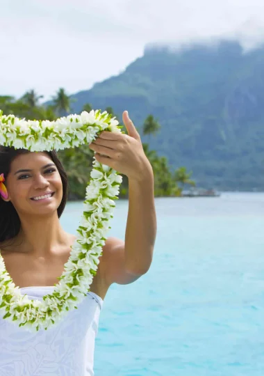 Polynesian hospitality in a paradise setting c Tahiti Tourisme