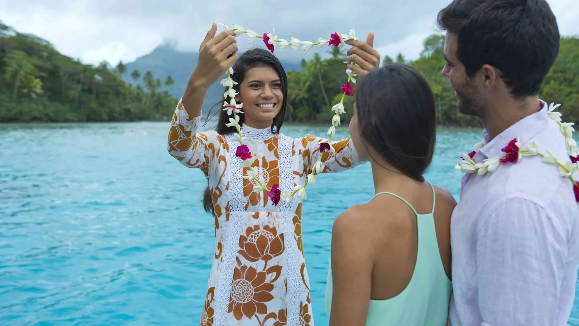 Flowery welcome for a couple © Tahiti Tourisme