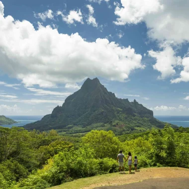 View of Moorea's 2 bays © Grégoire Le Bacon