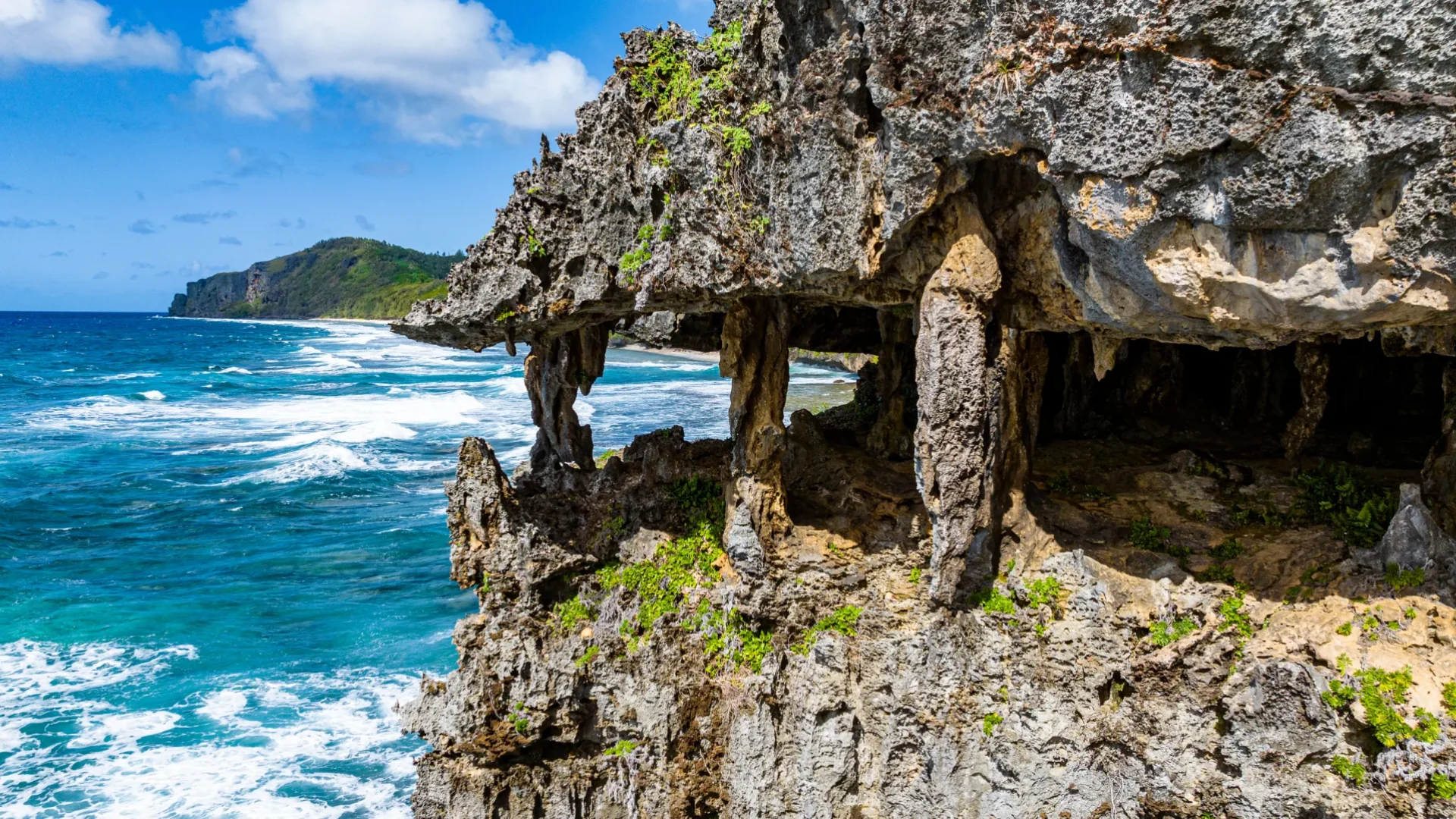 Ana Taupe_e cave in Rurutu ©_Michael Runkel