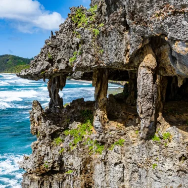 Ana Taupe_e cave in Rurutu ©_Michael Runkel