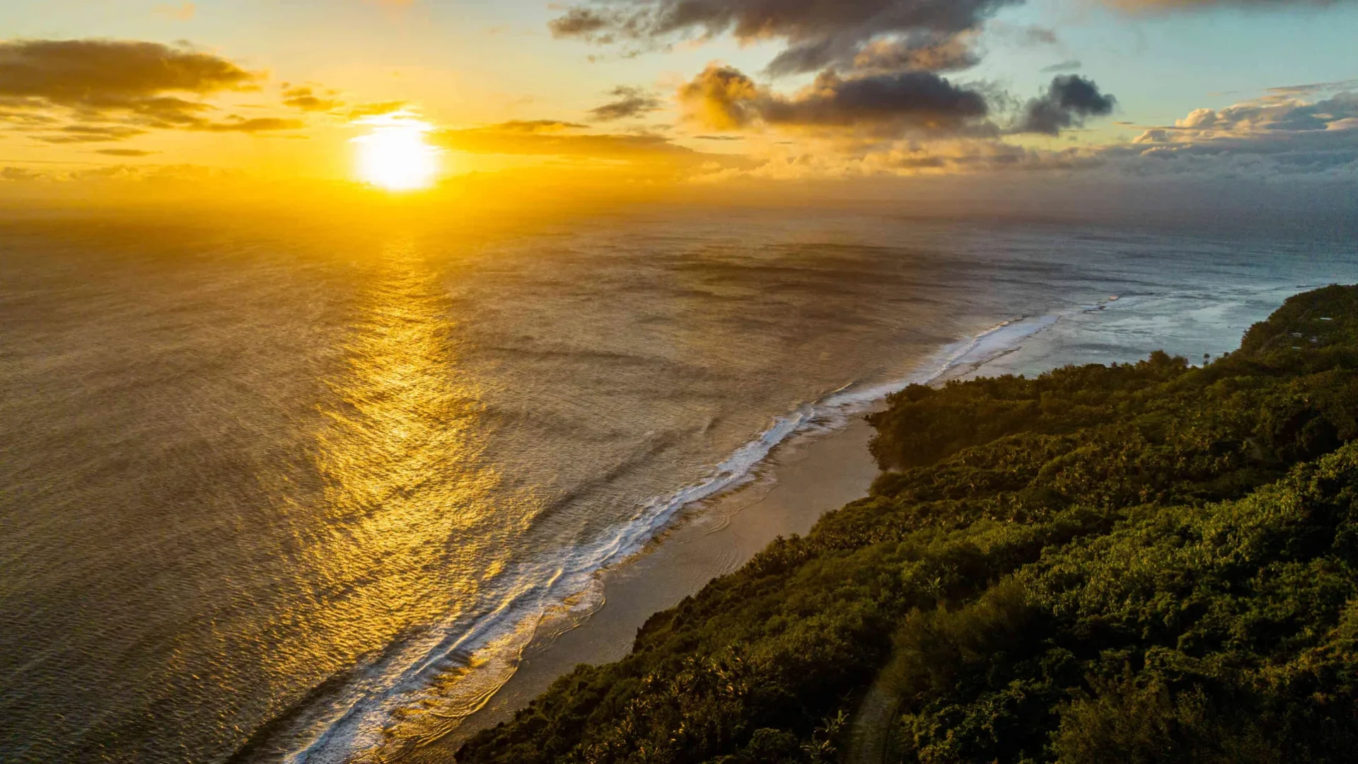 Sunset on the Austral islands © Michael Runkel