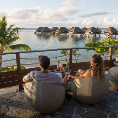 A romantic aperitif at sunset c Tahiti Tourisme