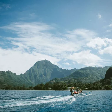 Vue sur Moorea depuis le lagon © Myles McGuinness