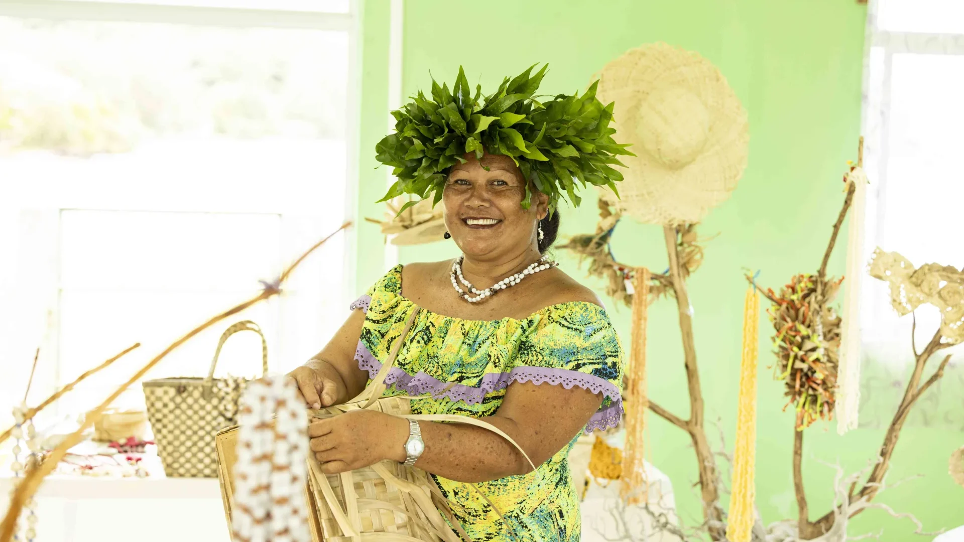 Seller of 'ete (Tahitian reo basket) in Raivavae ©Grégoire Le Bacon