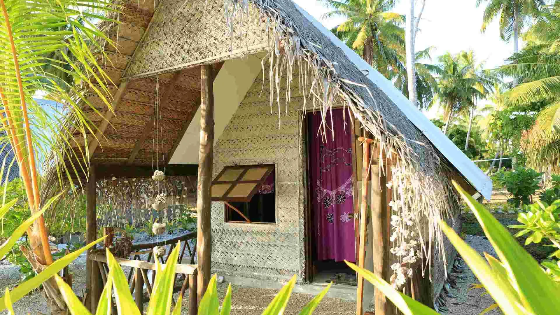 Bungalow in a small family hotel c Tahiti Tourisme