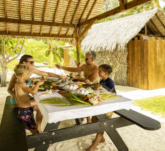 Family lunch with local specialties by the beach © Grégoire Le Bacon